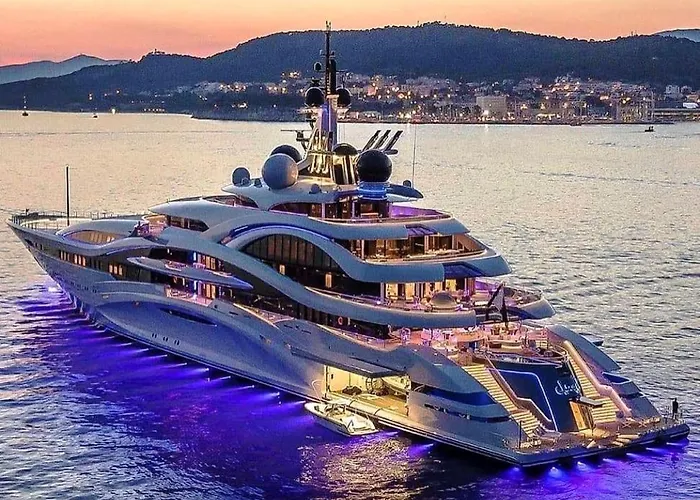 Royal King And Queen For Luxury Life Apartment *